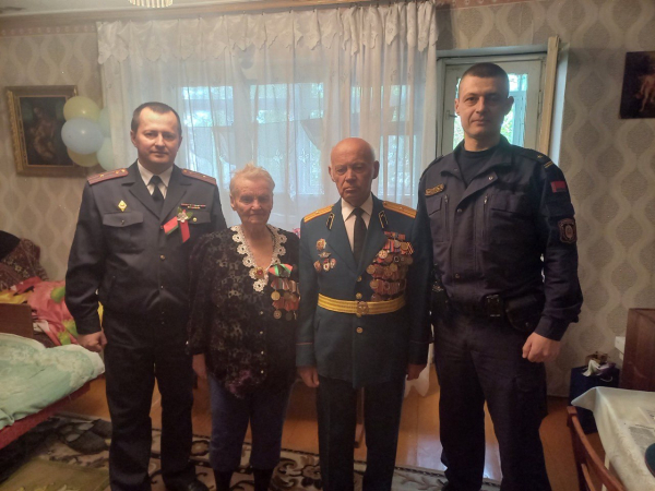 Поздравление 9 мая / сотрудники ППСМ Мозырского РОВД
