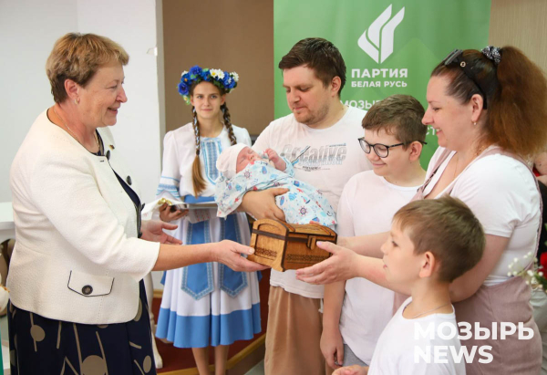 Пяти многодетным семьям Мозырского района торжественно вручили «Бацькавы кашулі»