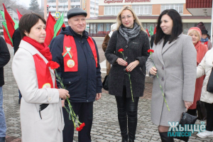 В 105-ю годовщину со дня Октябрьской революции мозыряне возложили цветы к памятнику Ленину